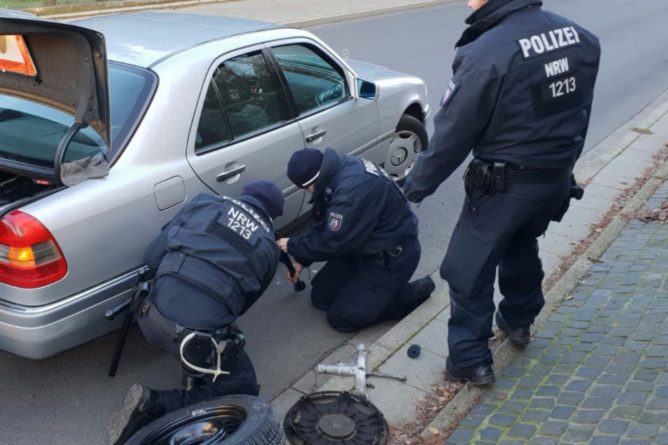 Gute Tat: Drei Polizisten beim Reifenwechsel eines Autofahrers in Witten.