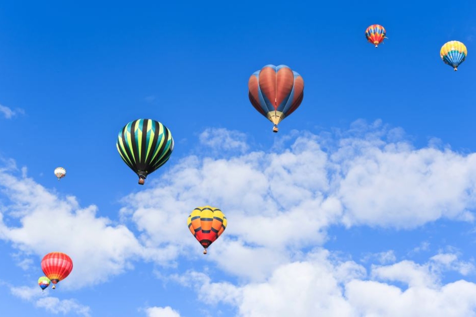 Heißluftballons in der Luft.