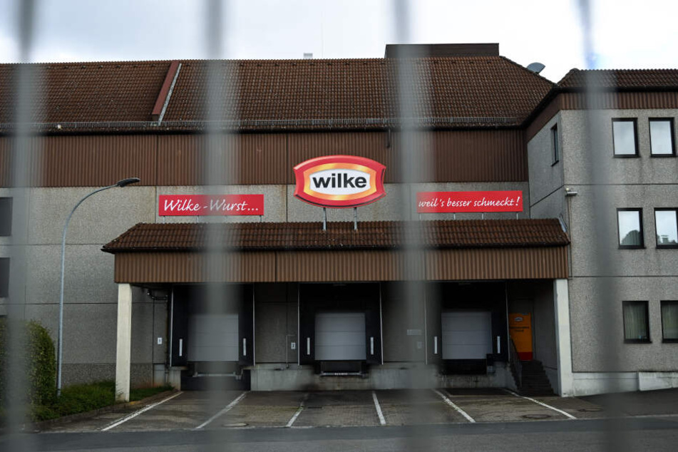 Heruntergelassen sind die Rolltore des Fleischherstellers Wilke Wurstwaren.