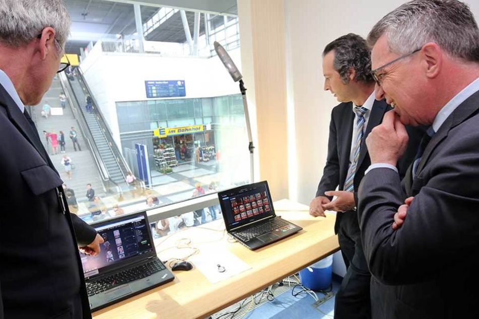 Bundesinnenminister Thomas de Maizière (CDU) informiert sich im Bahnhof Südkreuz in Berlin über das Pilotprojekt zur Gesichtserkennung.