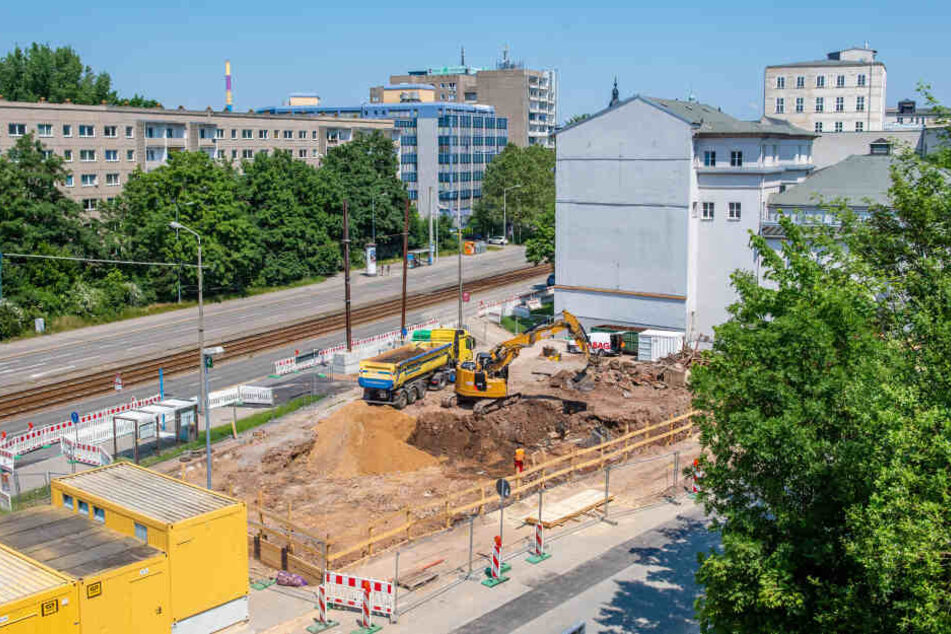 Momentan wird neben dem Metropol fleißig gebaggert.