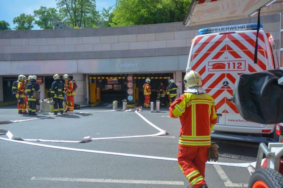 Vor der Tiefgarage am Domplatz fuhren die Feuerwehren vor.