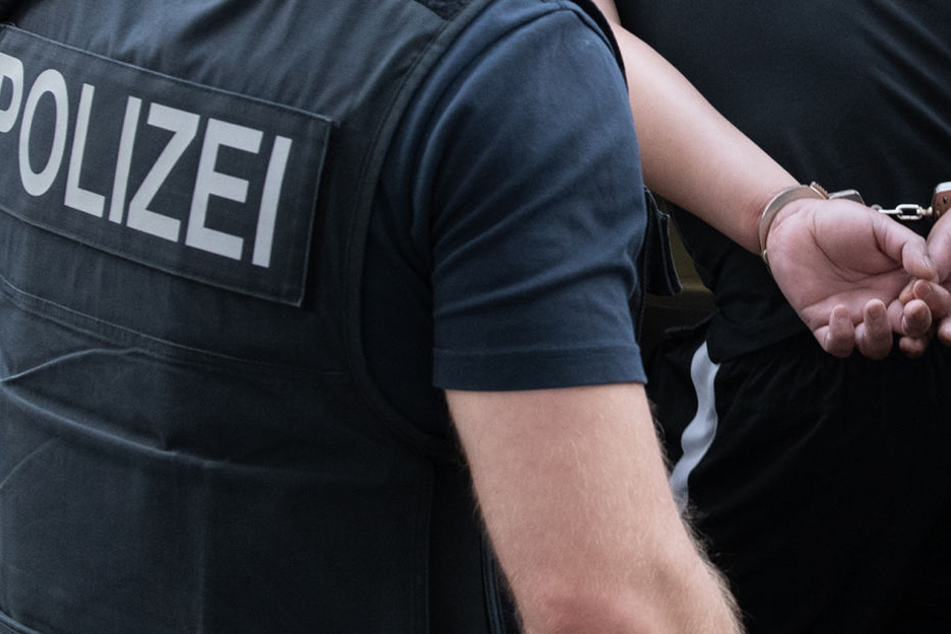 Am Mittwoch durchsuchte die Polizei die Asyl-Unterkünfte von vier Männern und zwei Frauen. (Symbolbild)