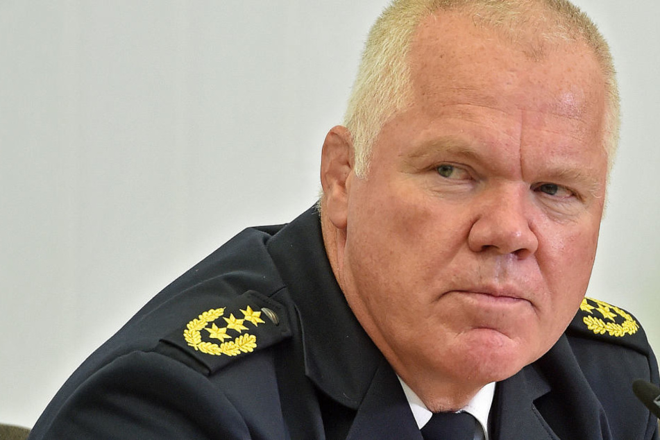 Dresdens Polizeipräsident Horst Kretzschmar (56) hat den Berginn des ...