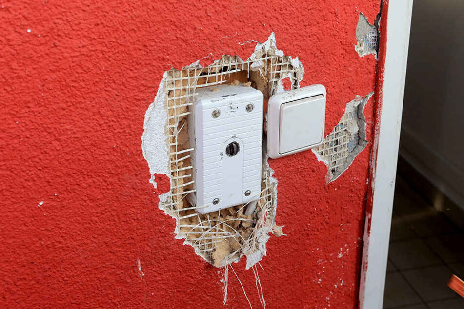 Die Gauner haben versucht, die Alarmanlage zu demontieren und dabei gleich
noch den Putz von der Wand gehackt.