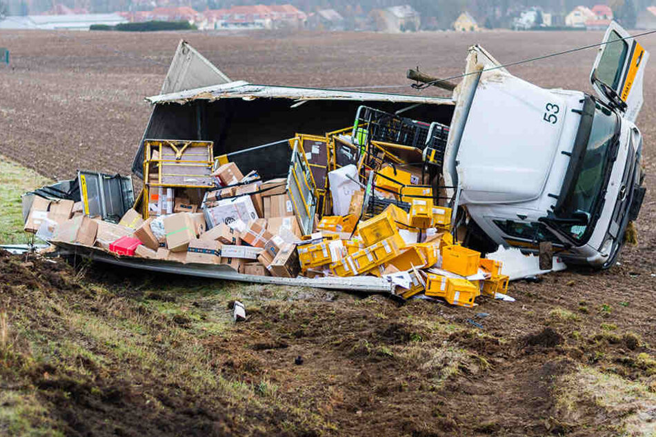 Die Paket-Ladung des Lkws landete im Feld.