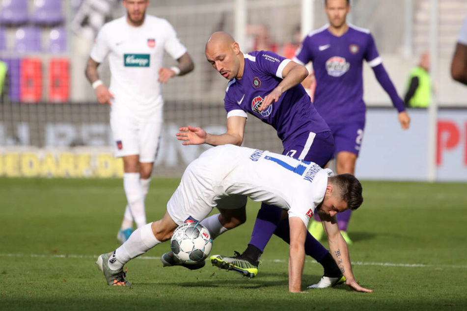 Maurice Multhaup vom 1. FC Heidenheim im Zweikampf mit Philipp Riese vom FC Erzgebirge Aue.