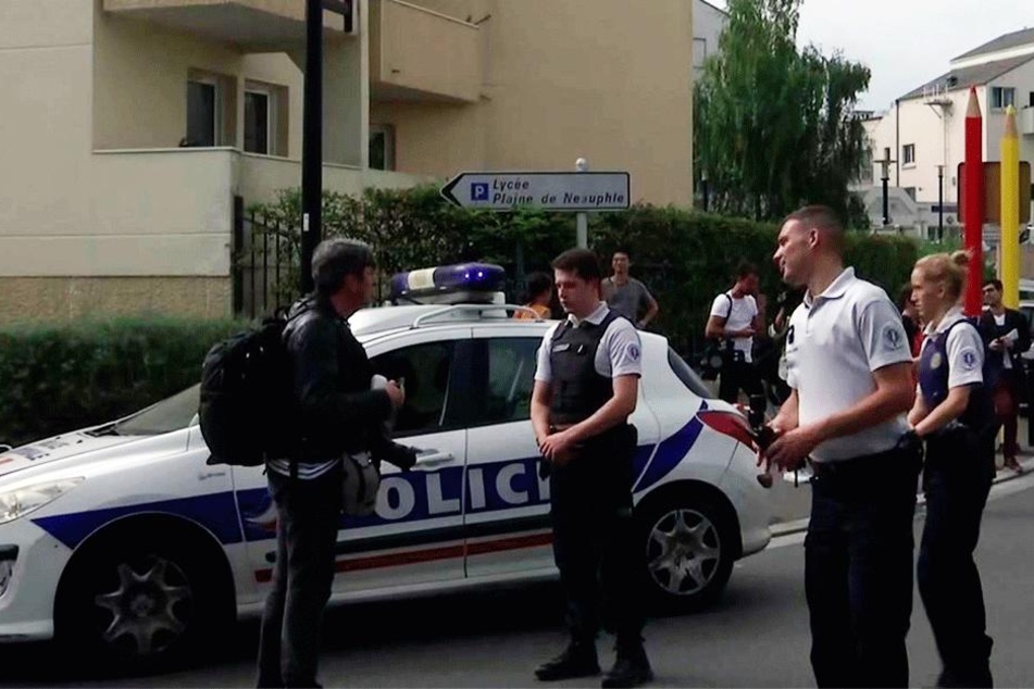 Beamte der französischen Polizei arbeiten am Einsatzort.