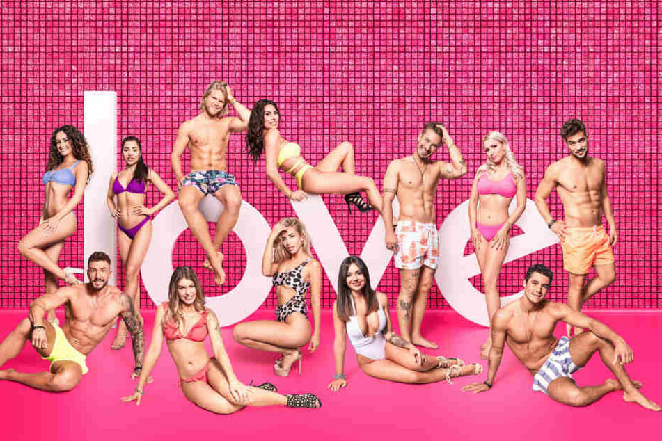 Eine Gruppe aufgeregter Singles erwartet die kommenden vier Wochen wilde Partys, heiße Flirts und viel Spaß unter der Sonne Mallorcas.