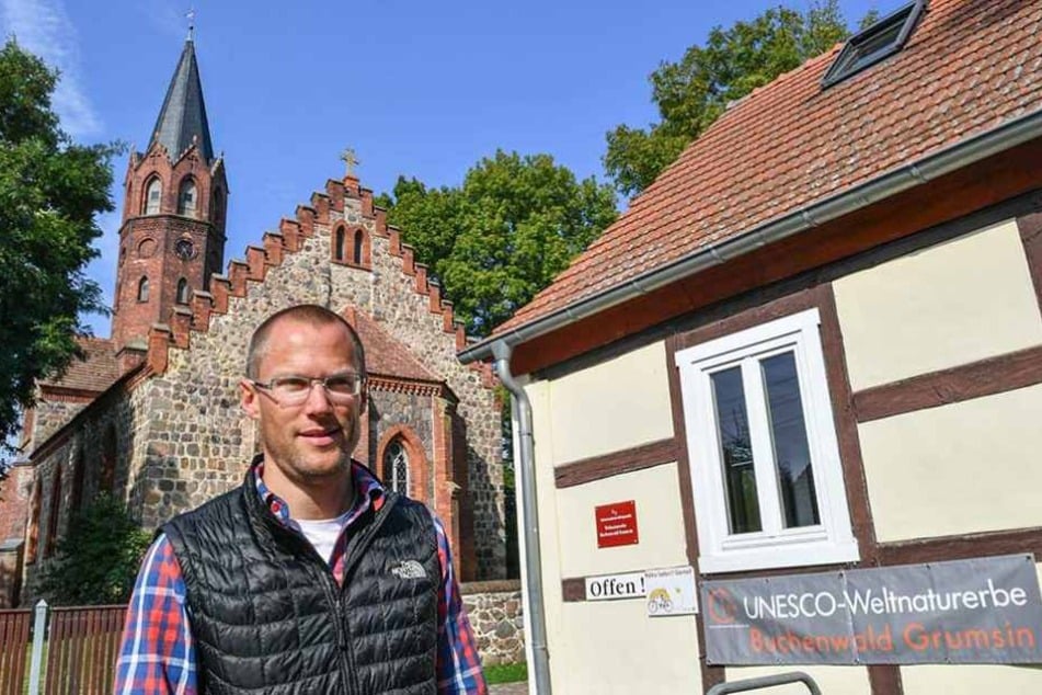 Der Bürgermeister der Stadt Angermünde, Frederic Bewer (parteilos), steht vor der Kirche im uckermärkischen Altkünkendorf
