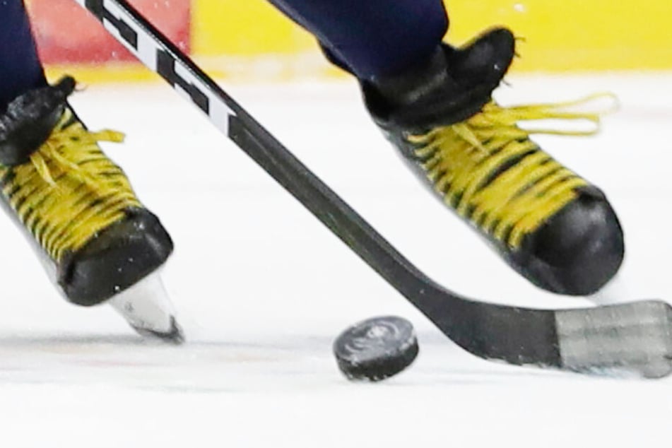 Drama beim Eishockey: Spieler mehrere Minuten auf dem Eis reanimiert