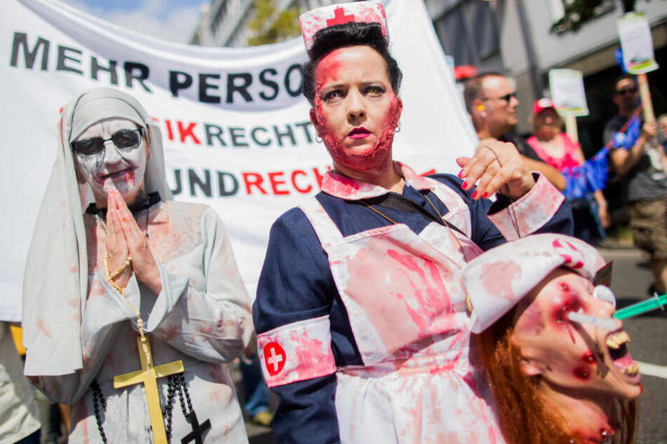 2018 demonstrierten Pfleger in Düsseldorf als "Zombie-Pfleger".