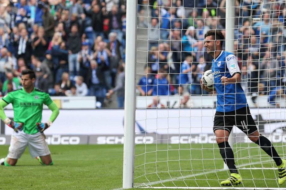Der Bielefelder Stephan Salger (r) feiert den Treffer zum 3:2.