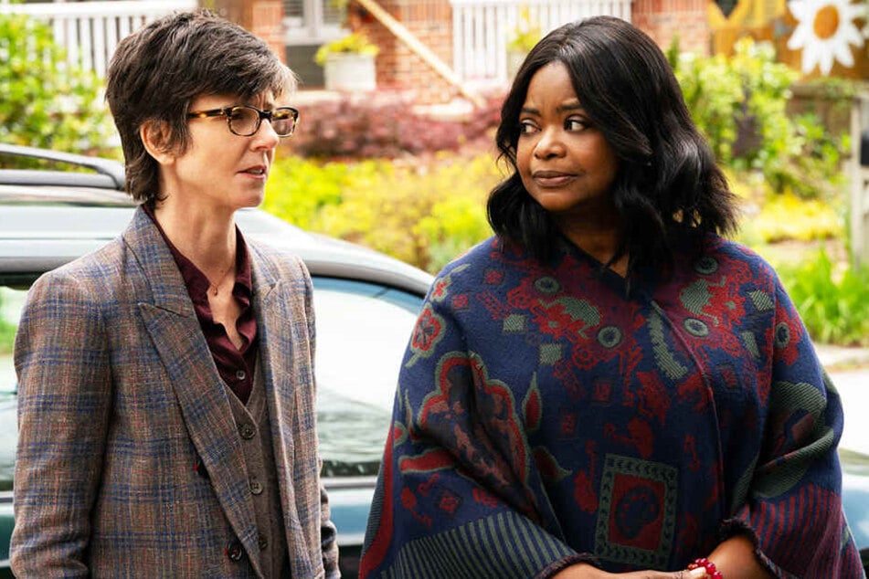 Sharon (l., Tig Notaro) und Karen (r., Octavia Spencer) leiten das Adoptionsagentur-Programm und vermitteln den Wagners ihre drei Adoptivkinder.