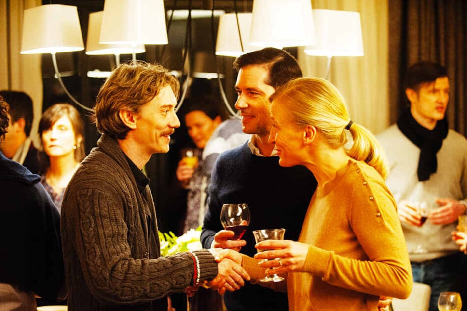 Alexandre Guérin (M., Melvil Poupaud), seine Frau Marie (l., Aurélia Petit) und Emmanuel Thomassin (Swann Arlaud) unterhalten sich bei einem der Treffen des Opfervereins "Das gebrochene Schweigen".