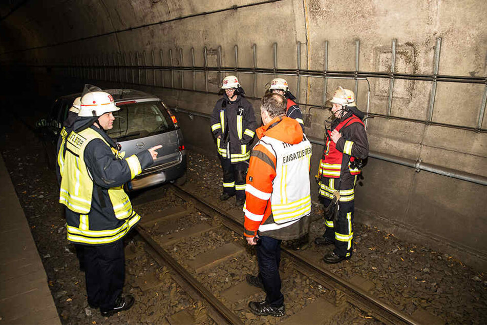 Die Feuerwehr und der lokale Abschlepper diskutierten über Möglichkeiten, das Auto aus dem Tunnel zu bekommen.