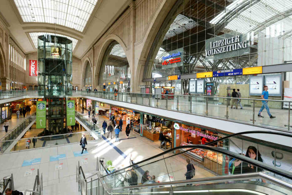In einem Bekleidungsgeschäft in den Leipziger Hauptbahnhof-Promenaden nahmen drei Männer ebensoviele Damenjeans mit - ohne zu bezahlen.