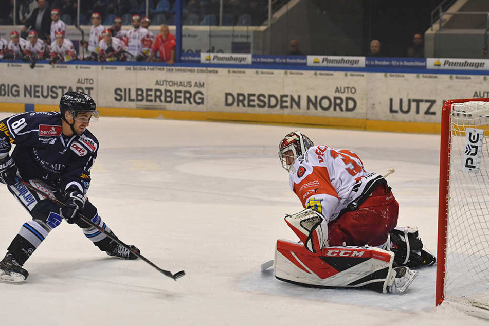 Beim Derby gegen Crimmitschau bekam Chris Billich (l.) einen Penalty zugesprochen, aber er scheiterte damals an Brett Kilar.