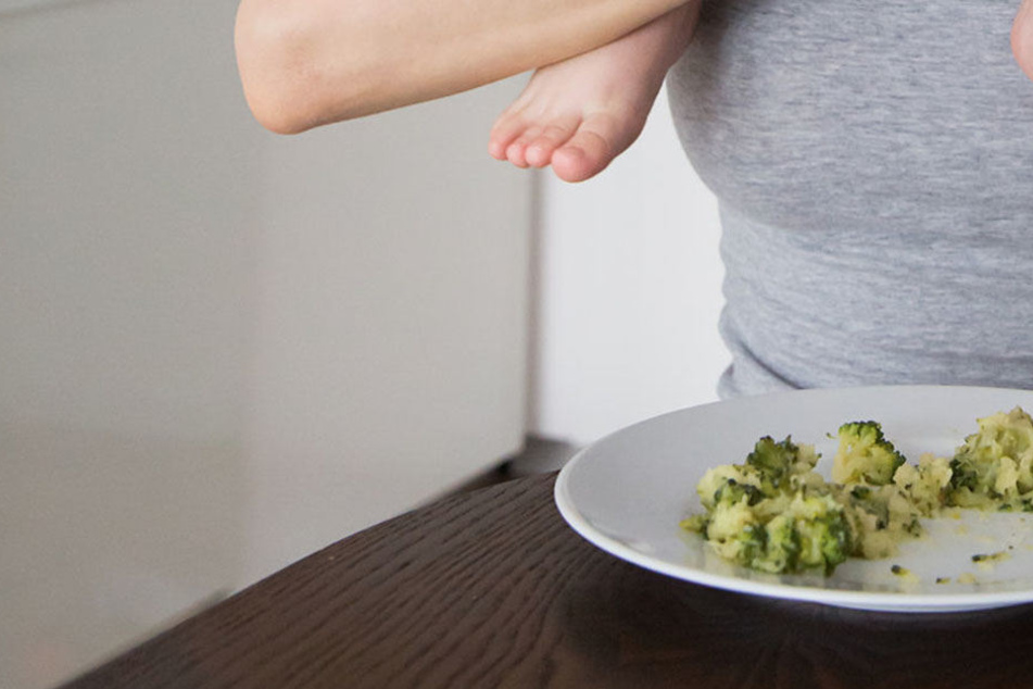 Die Freundin kaute alles Essen vor und fütterte damit ihren Freund.
