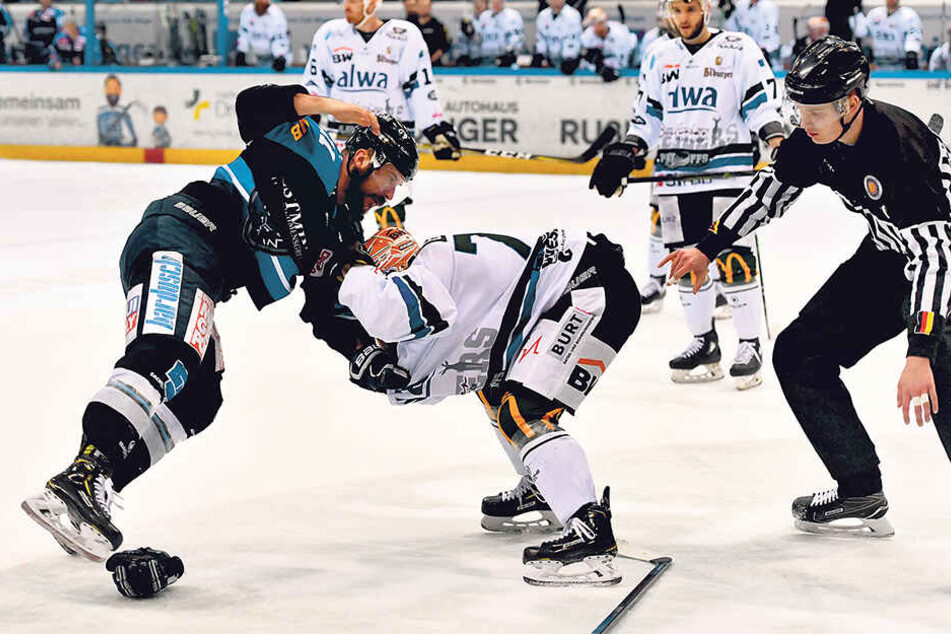 Steven Rupprich (l.) eilte Chris Billich zur Hilfe und schnappte sich Steelers-Verteidiger Pascal Große. Das war leider der einzige Sieg der Eislöwen am Sonntagabend..