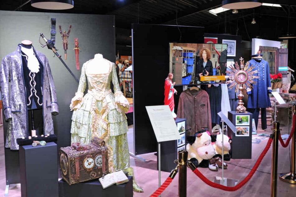 Requisiten aus dem Film "Smaragdgrün", die in der Ausstellung der Bavaria Filmstudios zu sehen sind.
