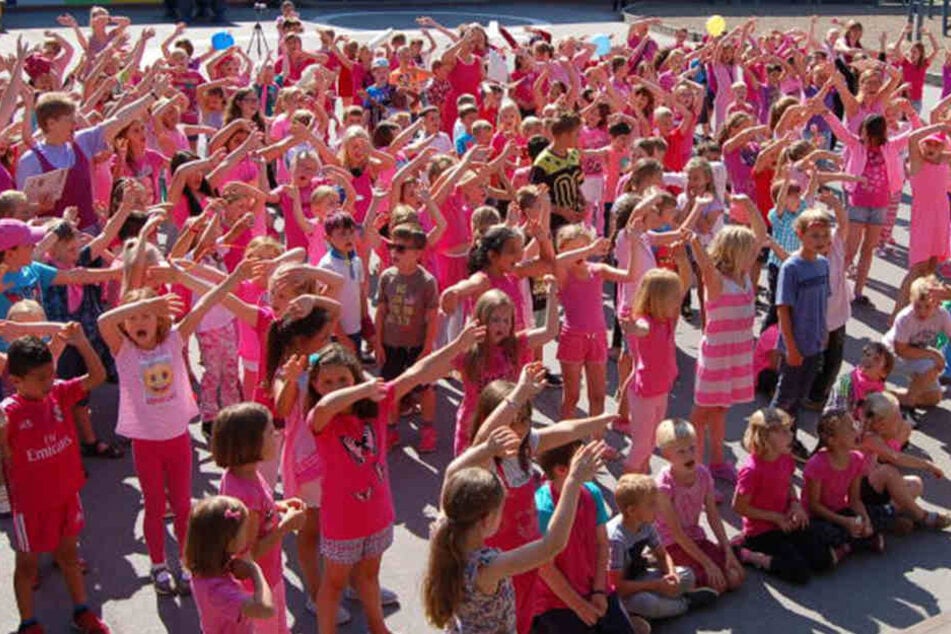 Die Kids sind zum Aktionstag extra in pink in die Schule gekommen.