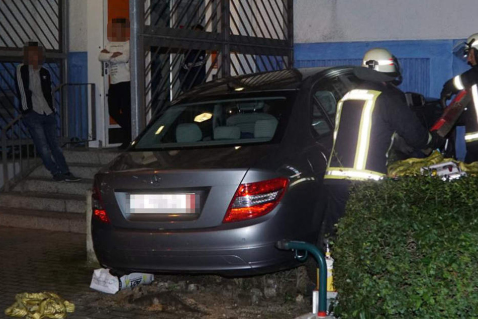 Weil der Fahrer die Pedale verwechselte, fuhr er ungewollt in eine Hauswand.
