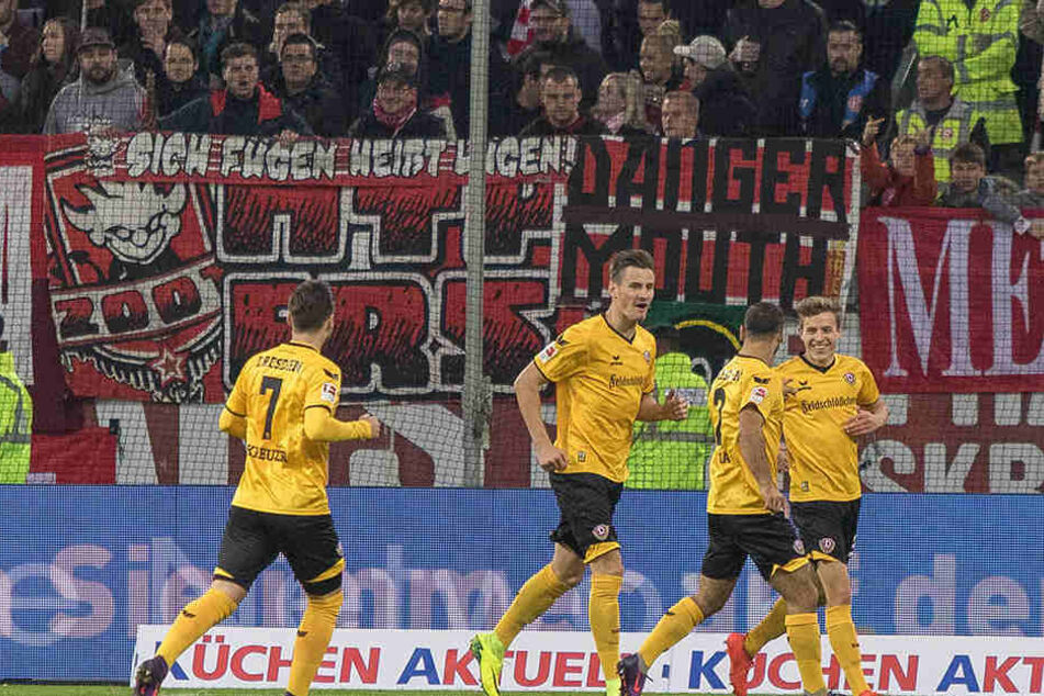 Niklas Hauptmann (r.) wird von den
Kollegen nach seinem Blitztor gefeiert.
