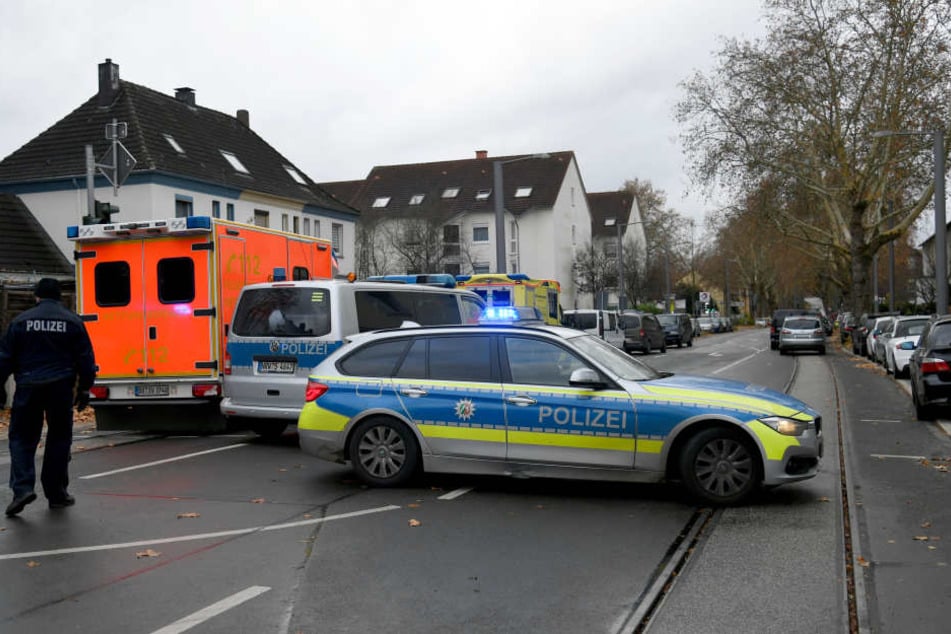 In Bochum hatte die Polizei den Bereich um eine Tankstelle großräumig abgesperrt.