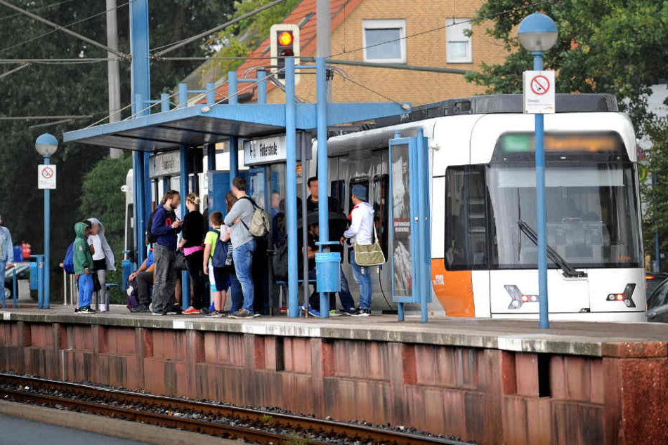 Die Stadtbahn war kurz hinter der Haltestelle Universität am Qualmen gewesen. (Symbolbild)