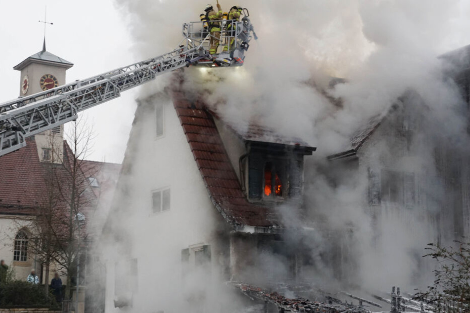 Einsatzkräfte am Samstagmorgen in Altbach.