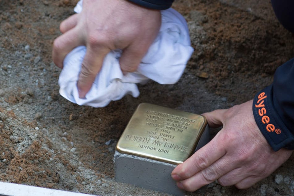 Ein Arbeiter verlegt einen Stolperstein in der Onkel-Bräsig-Straße in Berlin-Britz. Im vergangenem Jahr wurden in Neukölln mehrere der Gedenksteine gestohlen.