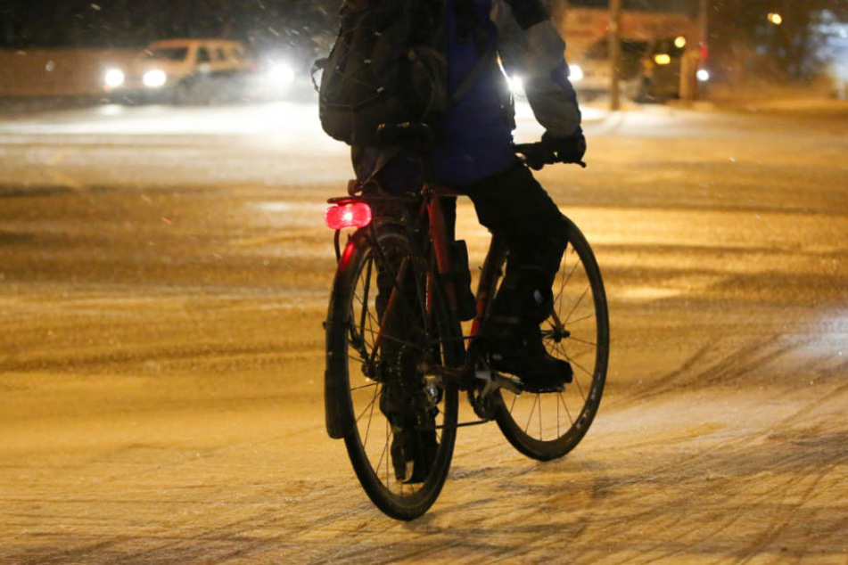 Der Fahrradfahrer lief der Frau hinterher und schlug sie mit einer Holzlatte (Symbolfoto).