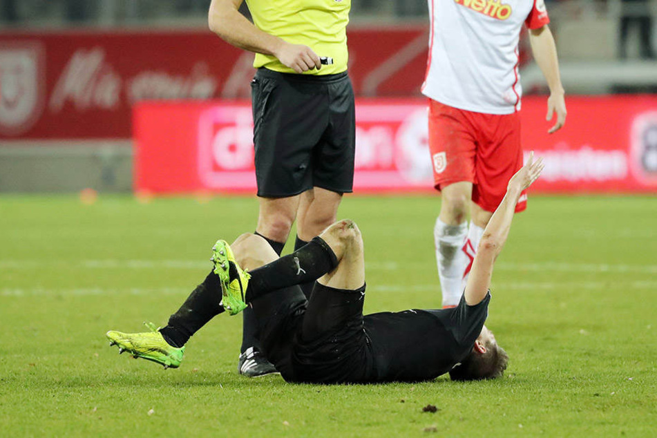 Da war's passiert: Im Spiel gegen Regensburg riss sich Christoph Göbel das Kreuzband.