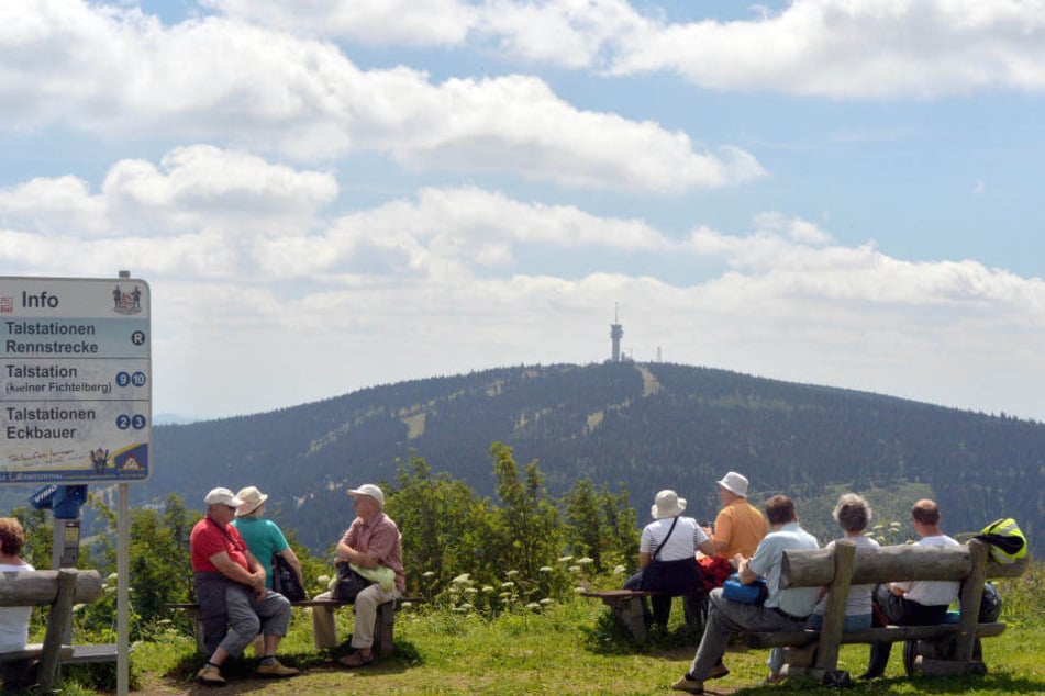 Der Fichtelberg ist im Sommer ein beliebtes Ziel für Wanderer.