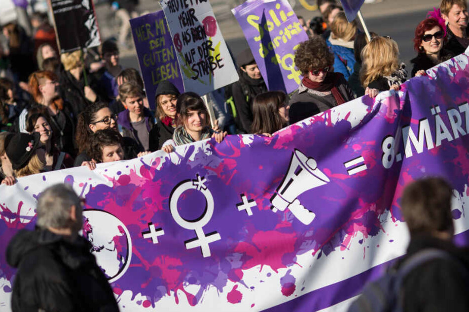 Hunderte Teilnehmer protestieren bei einer Demonstration für die Rechte von Frauen. (Archivbild)