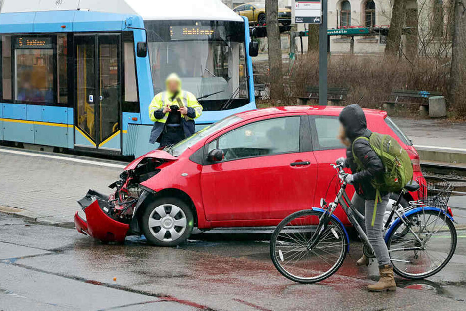 Die Bahn der Linie 5 krachte mit dem Toyota zusammen.