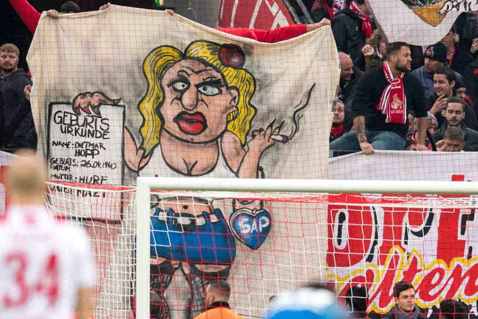 "Mutter: Hure, Vater: Nazi" steht auf einer "Geburtsurkunde" von Dietmar Hopp, die Kölner Fans hochhalten. Das Schmähplakat hat nun Folgen.