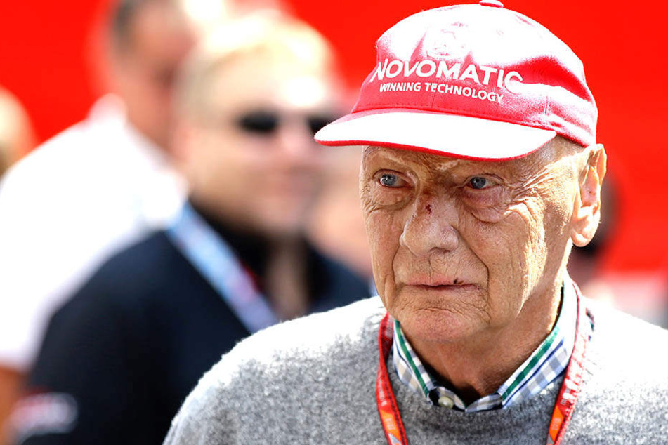 Niki Lauda (69) musste in einer Klinik operiert werden.