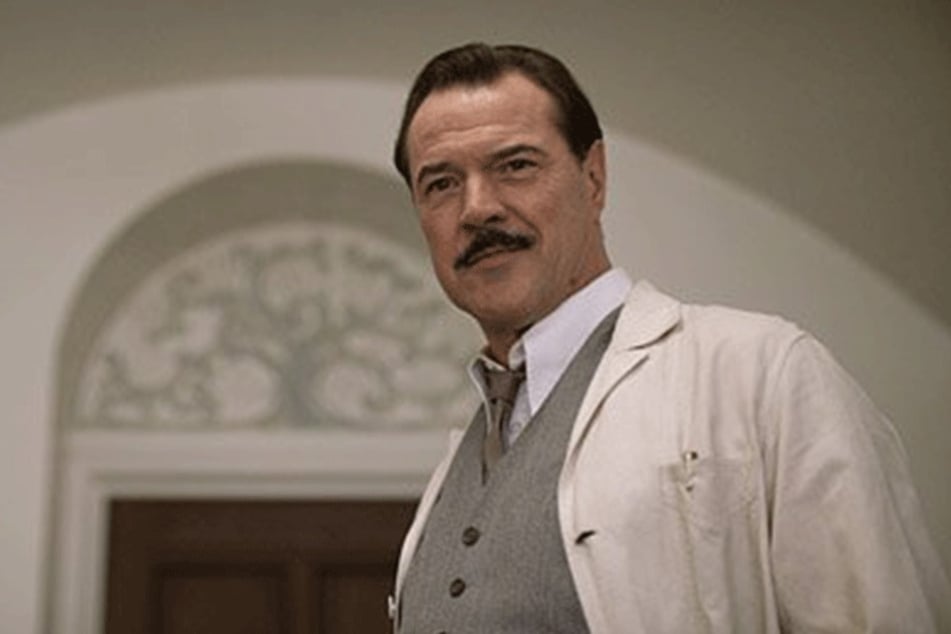 Im Film „The Danish Girl“ spielt Sebastian Koch den Arzt Kurt Warnekros, der als einer der Ersten eine geschlechtsangleichende Operation wagte.