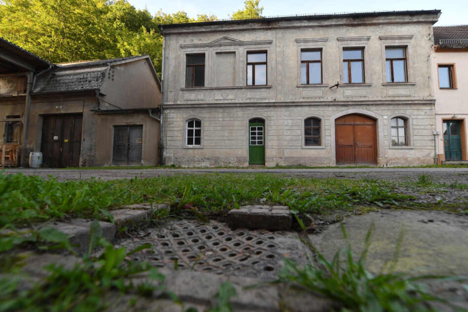 Verfallen wirkt das Gebäude auf dem Gelände einer Spinnerei in Frankenberg, an dem einst das Tor zum Konzentrationslager Sachsenburg zu finden war.