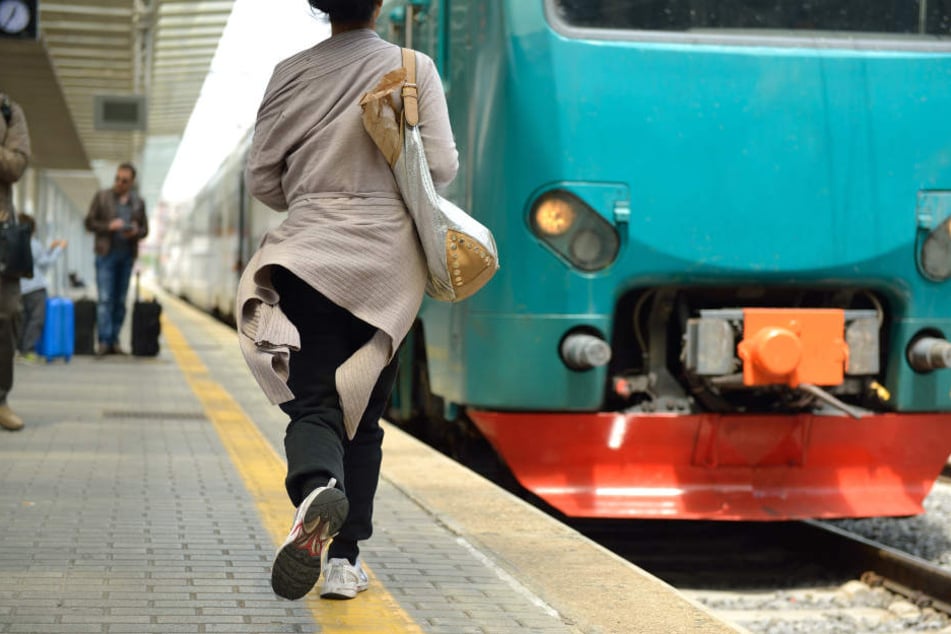 Der Zugführer soll die Bielefelderin bewusst am Bahnhof zurückgelassen haben. (Symbolbild)