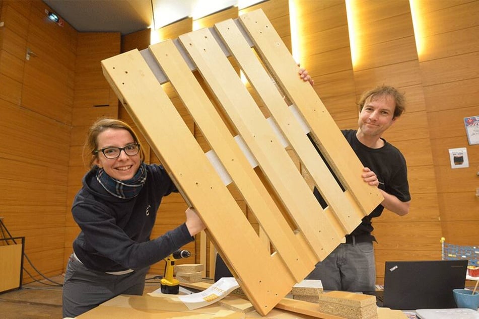 Astrein: Robert (40) und Karola Köpferl (28) machen aus alten Möbeln Euro-Paletten.