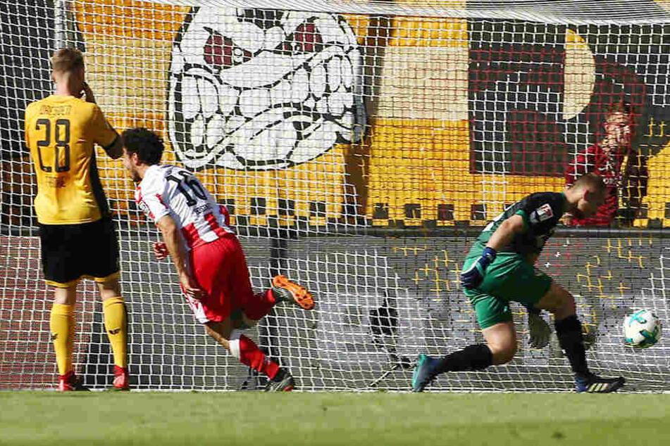 Wieder ein Gegentor ganz am Ende einer Partie, wieder ein unnötig verlorener Punkt! Während Union Berlins Torschütze Philipp Hosiner (M.) nach seinem 1:0 jubelnd abdreht, können es Dynamo-Keeper Marvin Schwäbe (r.) und Marcel Franke kaum fassen