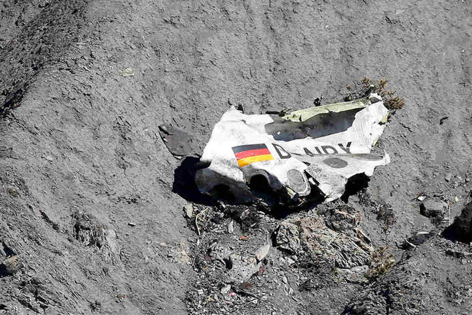 Ein Wrackteil der am Felsen zerschellten Germanwings-Maschine.
