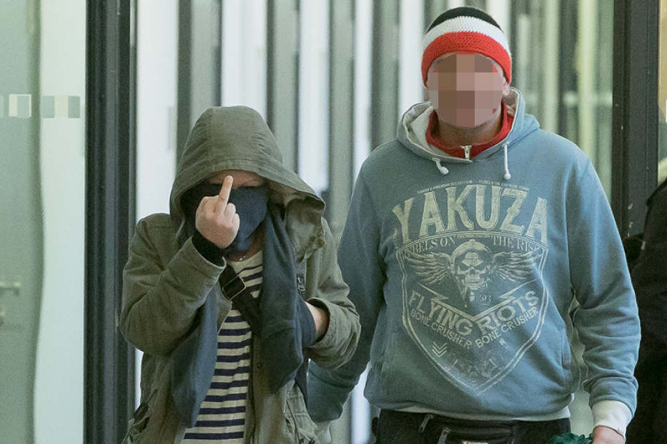 Stinkefinger für die Presse: Aniko A. (23) in Begleitung eines Sympathisanten
auf dem Weg zur Anklagebank.