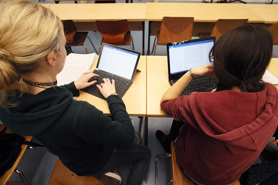 Viele Studenten sitzen mit ihren Notebooks in den Vorlesungen. Und auch die Lehrenden nutzen immer häufiger digitale Medien.