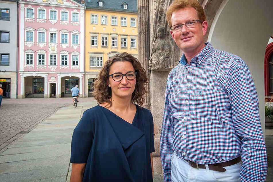 Expertin Elisabet Leitner mit Kulturbetriebsleiter Ferenc Csák vor dem Judith-und-Lukretia-Portal.