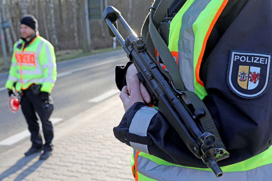 Polizeibeamte kontrollierten den stadtauswärts fließenden Verkehr, nachdem in einer Anwaltskanzlei eine Frau erschossen wurde.