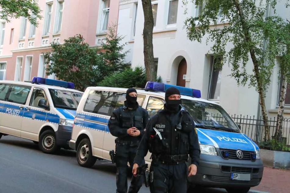 In Deutschland laufen derzeit Dutzende Razzien wegen Hasskriminalität im Netz.